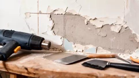 Jak usunąć płytki z płyty gipsowej