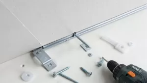 Montaż karnisza sufitowego do płyty gipsowej