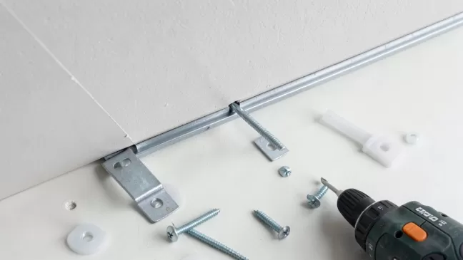 Montaż karnisza sufitowego do płyty gipsowej