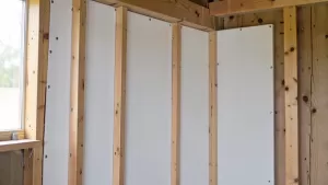 Montaż płyt gipsowych na ścianie drewnianej