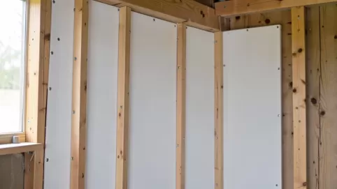 Montaż płyt gipsowych na ścianie drewnianej